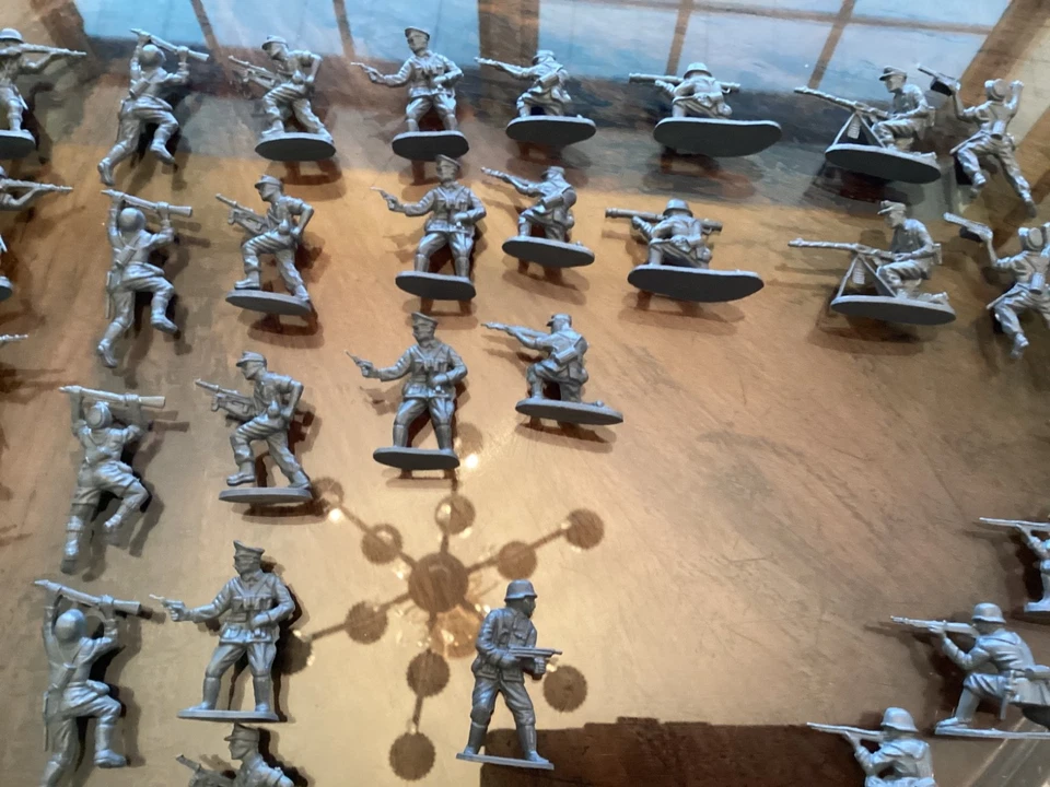 Infantería alemana refundida, 45 figuras en total - gris oscuro Foto 3 de 4