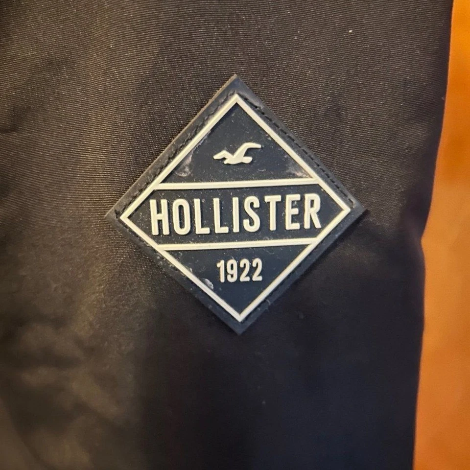 Chaqueta Hollister California All Weather Collection Cremallera Completa Negra con Rojo Talla S Foto 3 de 4