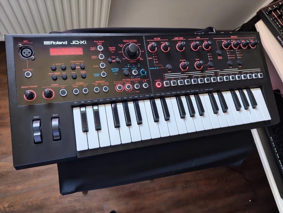 Roland JD-Xi Synthesizer-Workstation inkl. OVP und Mikro - Bild 3 von 4