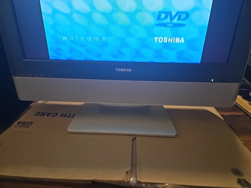 Toshiba 20" TV/DVD Combo TheaterWide HD Model 20HLV86  RV Gaming Retro - Image 2 of 4