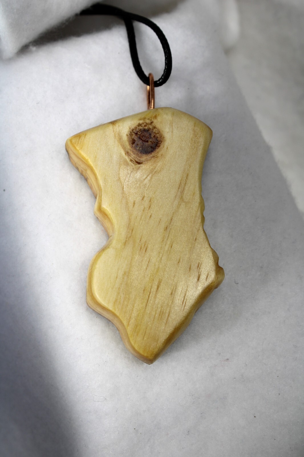 Pendentif ERIADOR bijou bohème en bois pour un style naturel quotidien