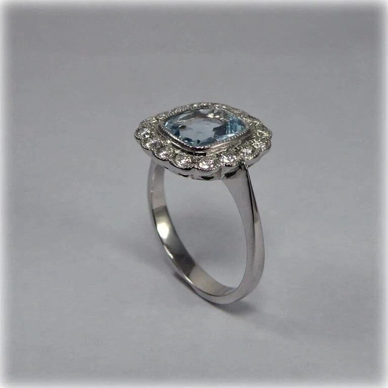 Anillo de aniversario de diamantes y aguamarina natural real cojín de 1,28 quilates de oro blanco de 14 quilates Foto 3 de 4