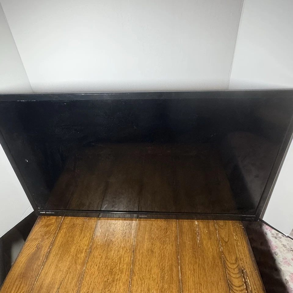 Sanyo Roku Smart TV Color 32" STUTTERS PAUSES - For Repair, Parts, or Repurpose - Image 2 of 4