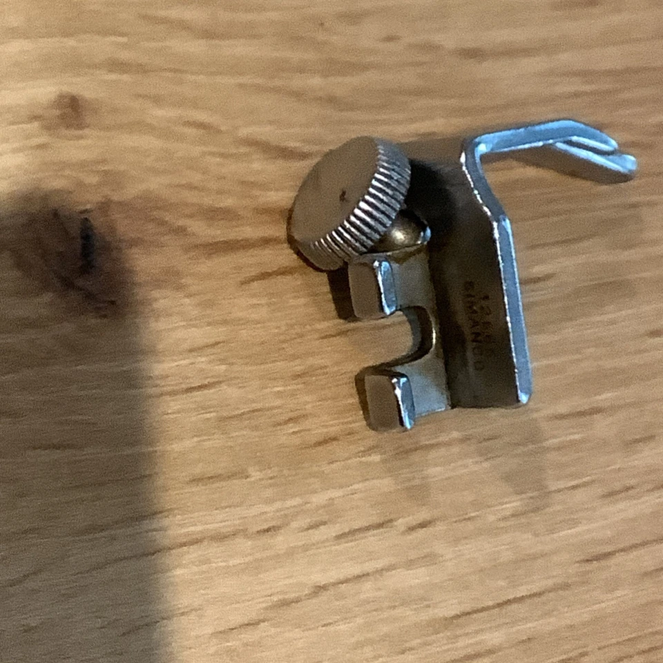 VTG SINGER 99k SEWING MACHINE ~NEEDLE CLAMP / FOOT/ THREAD CUTTER & GUIDE..391 - Image 4 of 4