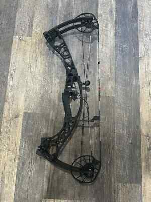 Hoyt Alpha X 30 in Blackout w Integrate Rest RH 70# 26.5-30'' 344fps!