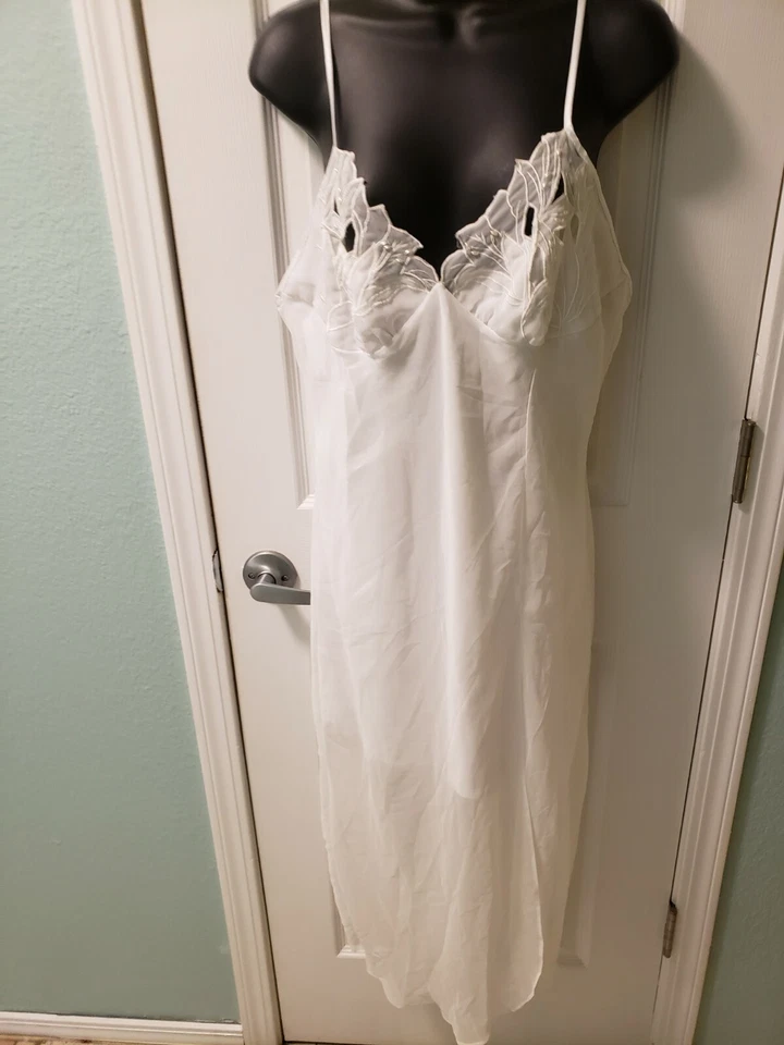 可爱 Josie 长白色睡衣带镂空珍珠种子杯 尺寸 L 很好 — 第 2/4 张图片