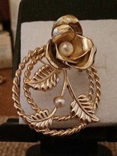 Vintage Gold Tone Brooch With 2 Fuax Pearls Ina Flower