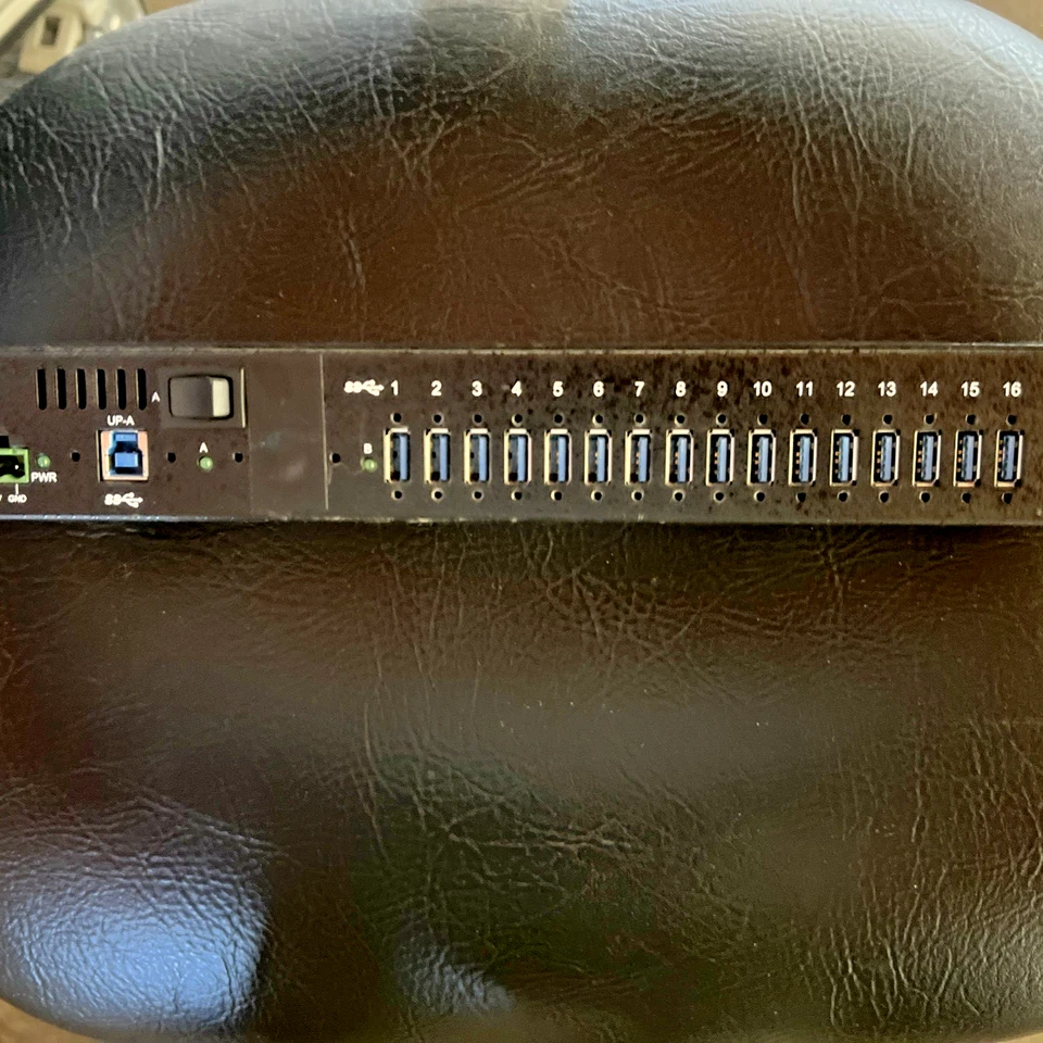 COOLGEAR USB3-16U1 16 puertos USB 3.1 Gen 1 concentrador y protector contra sobretensiones con kit de riel DIN Foto 2 de 4