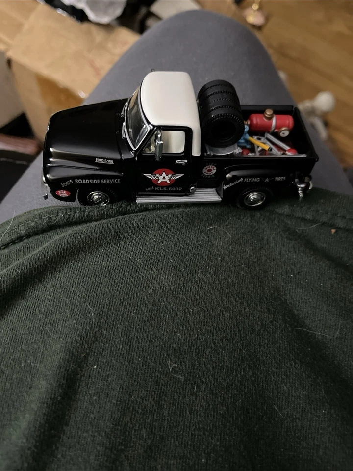 Camioneta pickup Ford F100 1953 Matchbox Collectibles Flying A Tire Service YRS02-M Foto 4 de 4