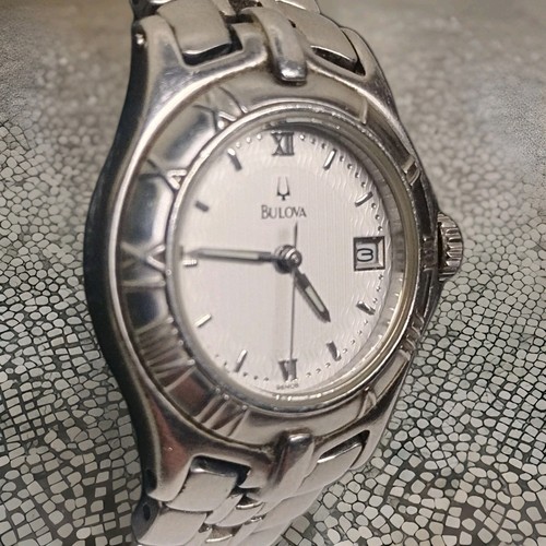 Reloj de cuarzo Bulova para mujer de acero inoxidable de 26 mm con fecha - Imagen 3 de 18