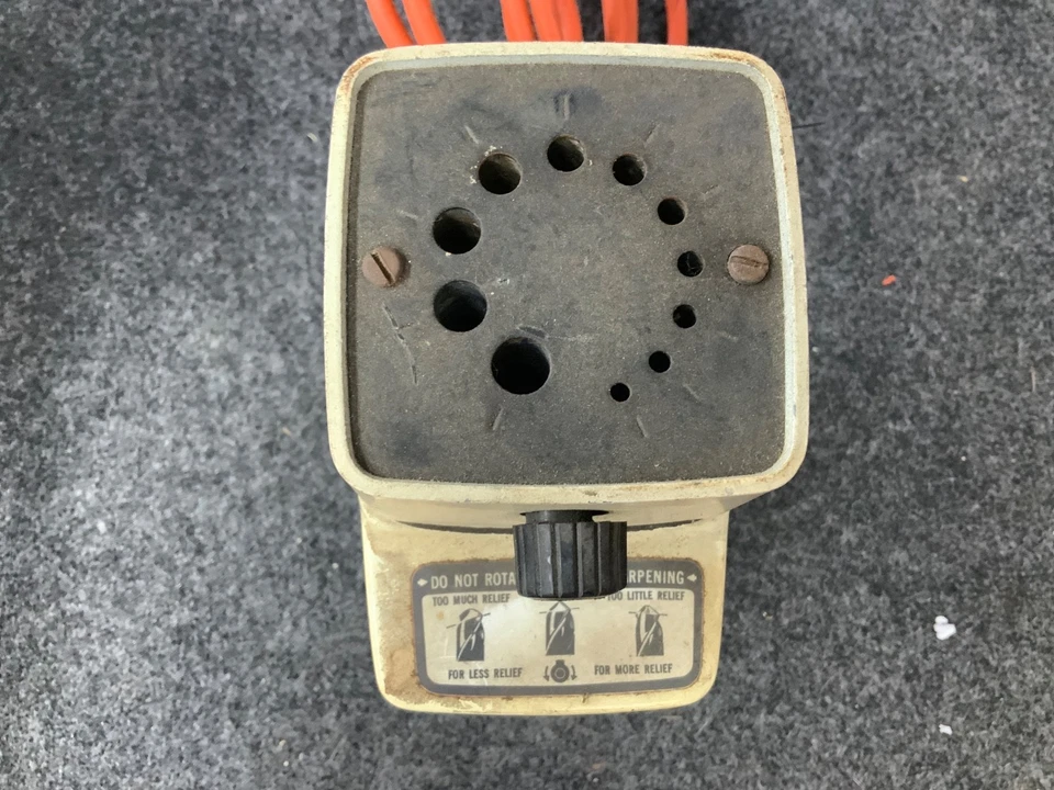 Afilador de brocas eléctrico vintage Black & Decker #7980 para brocas de 1/8"-3/8" Foto 4 de 4