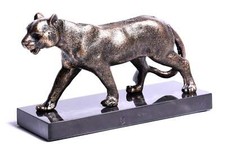 Skulptur Löwe aus Eisen auf Marmor Sockel Figur Tier Puma Statue Raubtier Jäger 