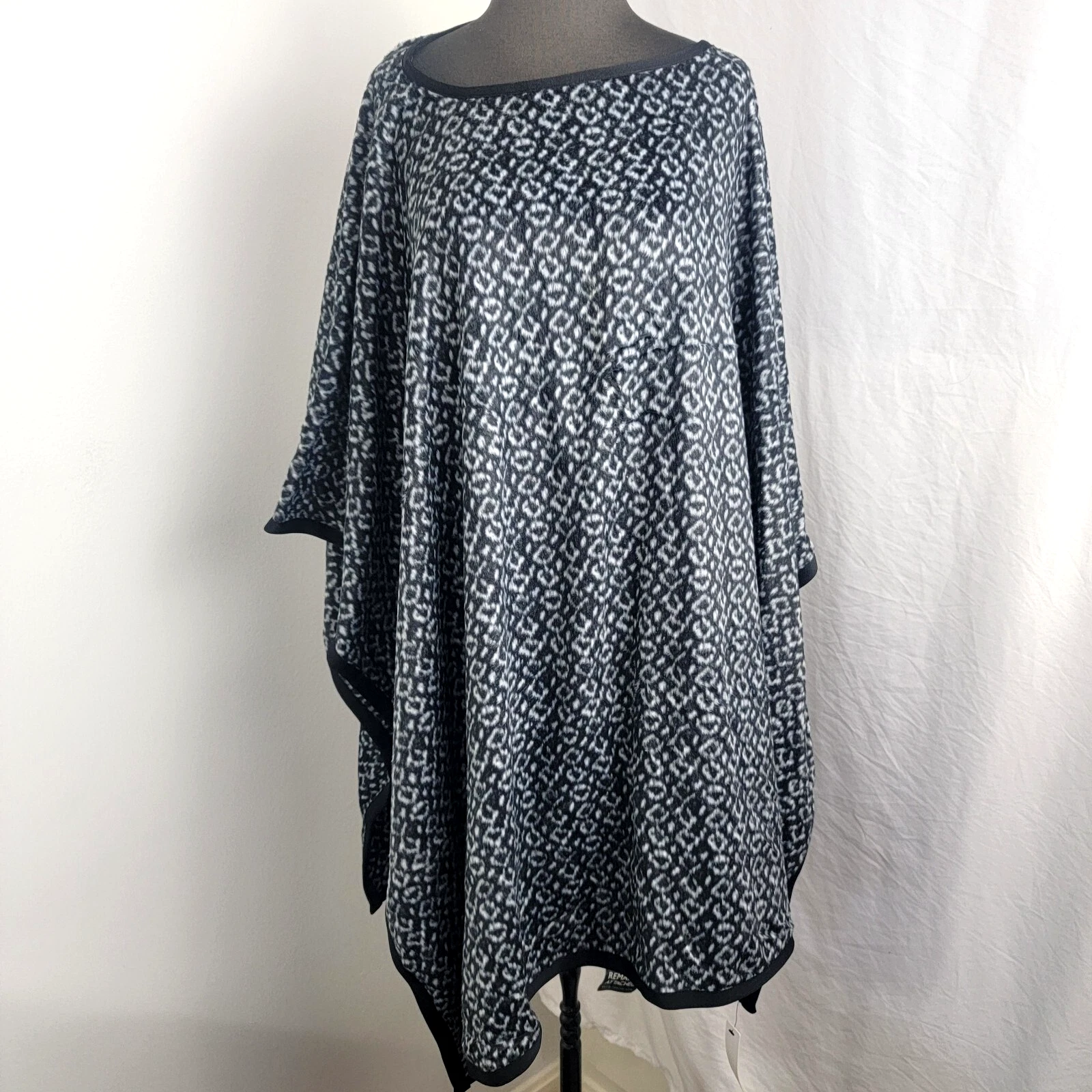 DKNY Donna Karan New York Black Gray Poncho New ONE SIZE Pullover Soft