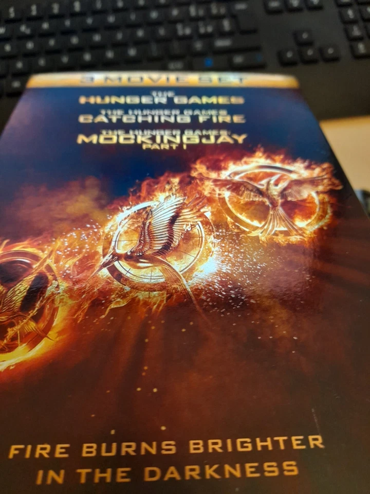 The Hunger Games: Triple Pack (2015, Boxset, Holofoil Slipcover)-Deleted Scenes - Image 2 of 4