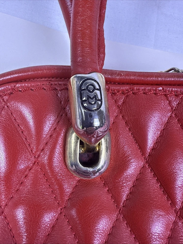 Bolso de hombro acolchado de cuero rojo Marino Orlandi herrajes dorados Foto 2 de 4