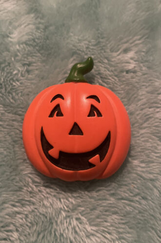 Hallmark PIN Halloween Vintage Carved PUMPKIN SMILEY Jack O Lantern 1990s Brooch - Picture 1 of 2