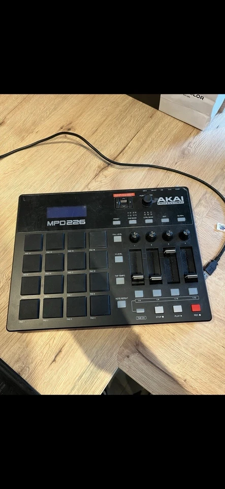Akai MPD226 MIDI Pad Controller – 16 Pads, USB, sehr guter Zustand - Bild 2 von 4