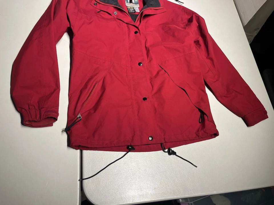 Chaqueta EMS para mujer pequeña roja Gore-Tex con capucha cremallera capa suave abrigo de lluvia de colección Y2K Foto 3 de 4
