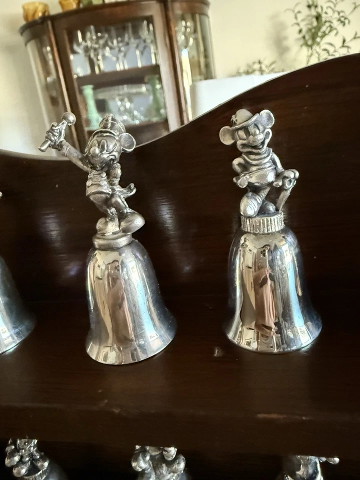 Disney NE Collectors Society Mickey Mouse Campanas Plateadas Estaño Con Estante Foto 4 de 4