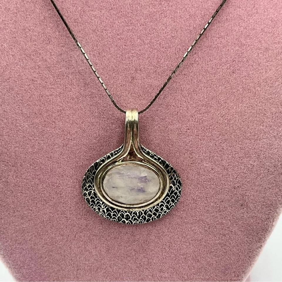 Elegante Collar Colgante Piedra Lunar Plata de Ley con Diseño Único Foto 2 de 4