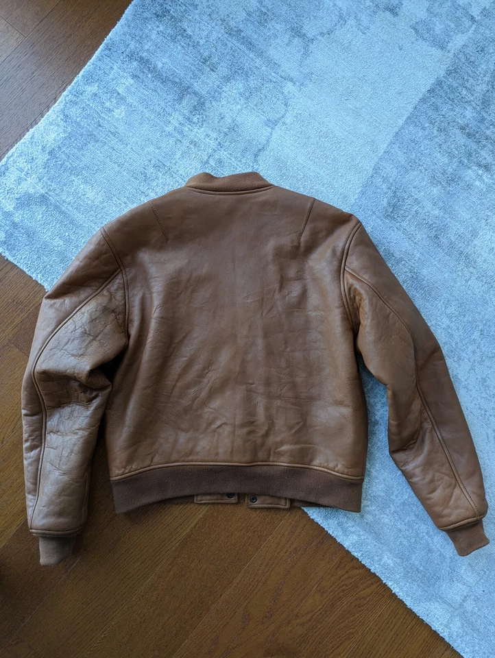 CHAQUETA BOMBER ESTADIO JOHN ELLIOTT MARRÓN CUERO TALLA MEDIANA Foto 3 de 4