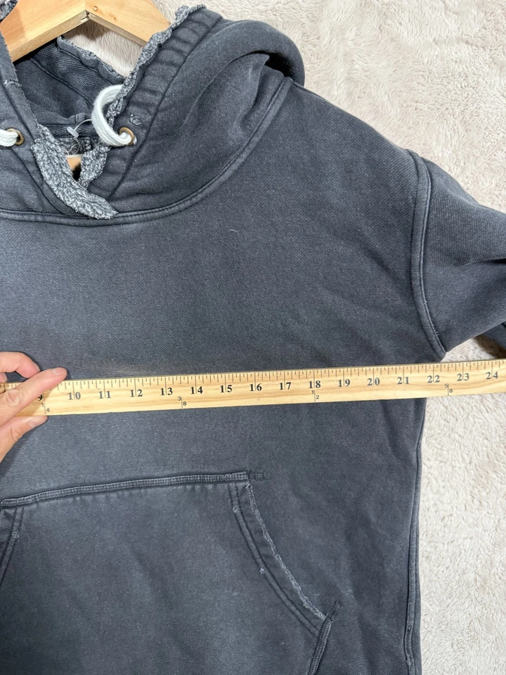 Sudadera con capucha We The Free para mujer mediana envejecida dobladillo crudo pulóver bolsillo canguro Foto 3 de 4