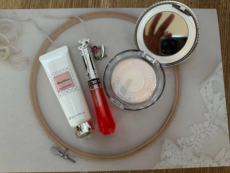 JILL STUART Gift Set Face Powder, Lip & Hand Cream Floral Design Box cute - Image 4 of 4