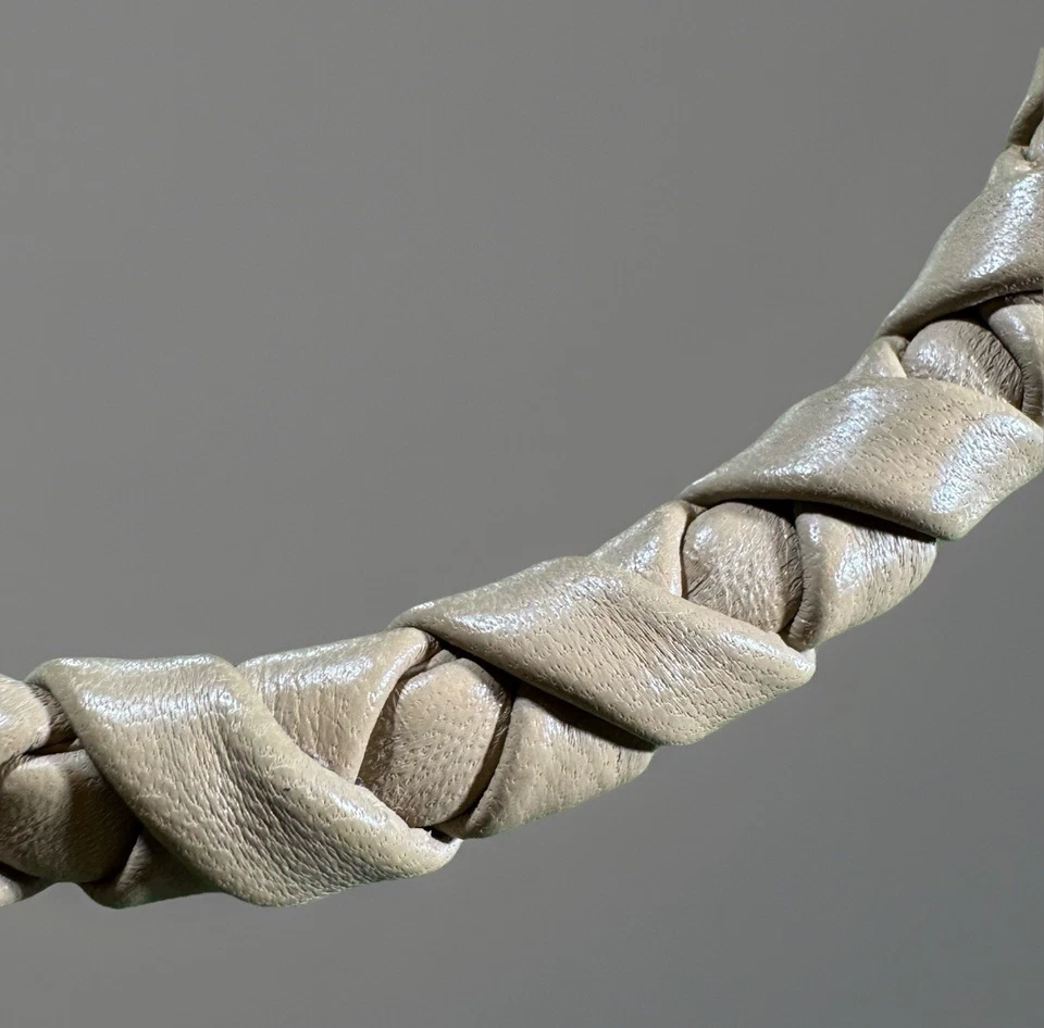 Gargantilla trenzada gruesa con eslabón de firma tono dorado tostado collar de cuero ELIE TAHARI Foto 4 de 4