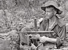 Foto Segunda Guerra Mundial Segunda Guerra Mundial / Soldado australiano Nueva Guinea Owen Subfusil