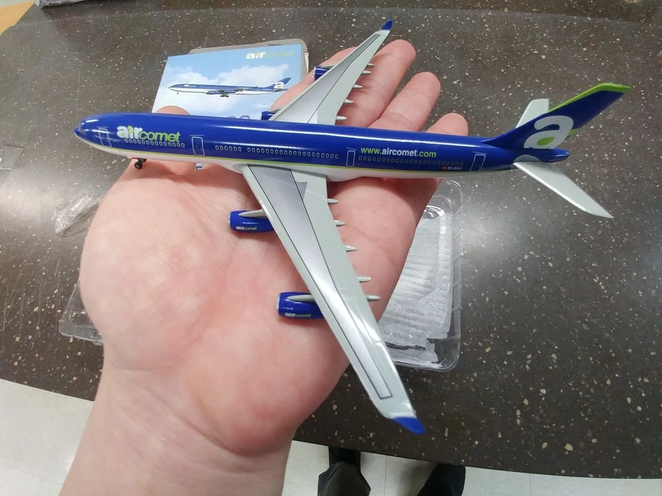 Dragon #55502 1/400 Air Comet A340-300 ~ EC-KAJ (Airline) - Image 4 of 4