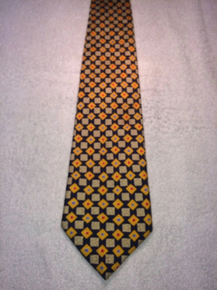 JOHNSTON AND MURPHY CORBATA PARA HOMBRE AZUL OSCURO CON AZULEJOS TOSTADOS Y AMARILLOS 4" X 58 Foto 2 de 4