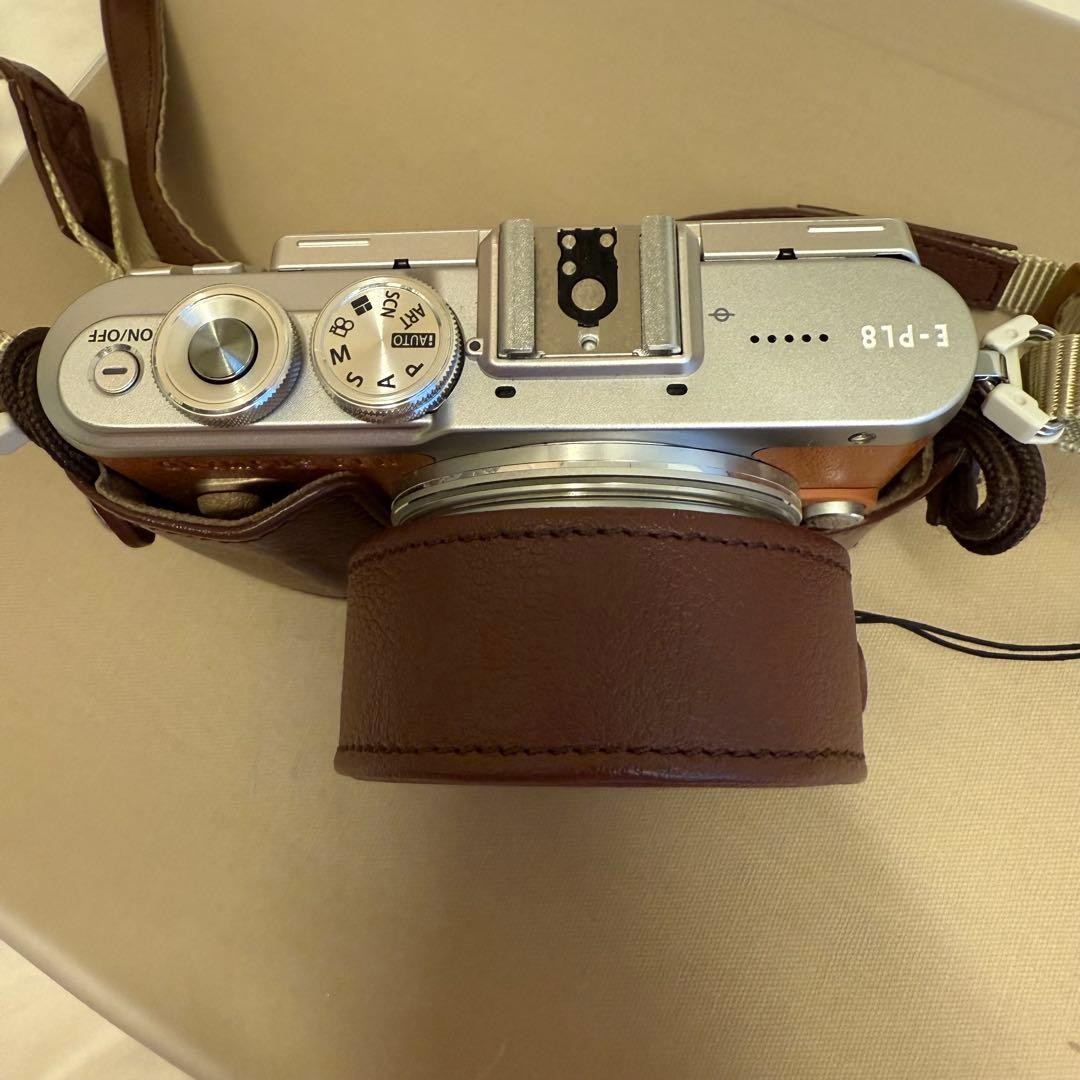 Olympus PEN E-PL8 Brown 14-42mm EZ Lens Kit + Extra Lens Charger