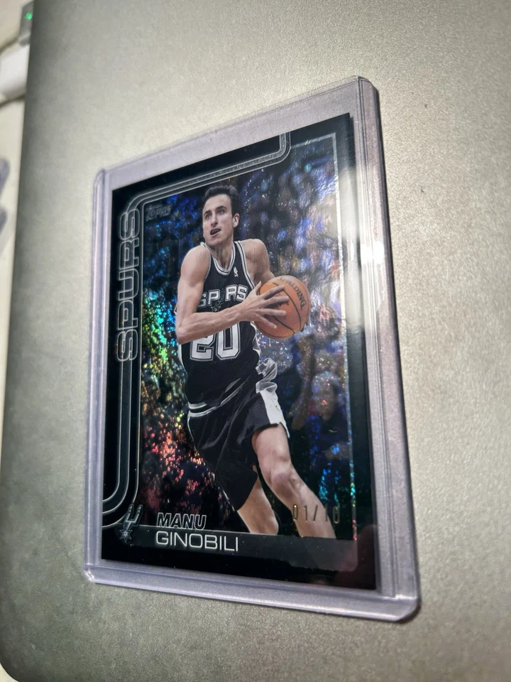 2025-26 Topps Manu Ginobili #262 BLACK HOLOFOIL - 1/10 San Antonio Spurs - Image 2 of 4