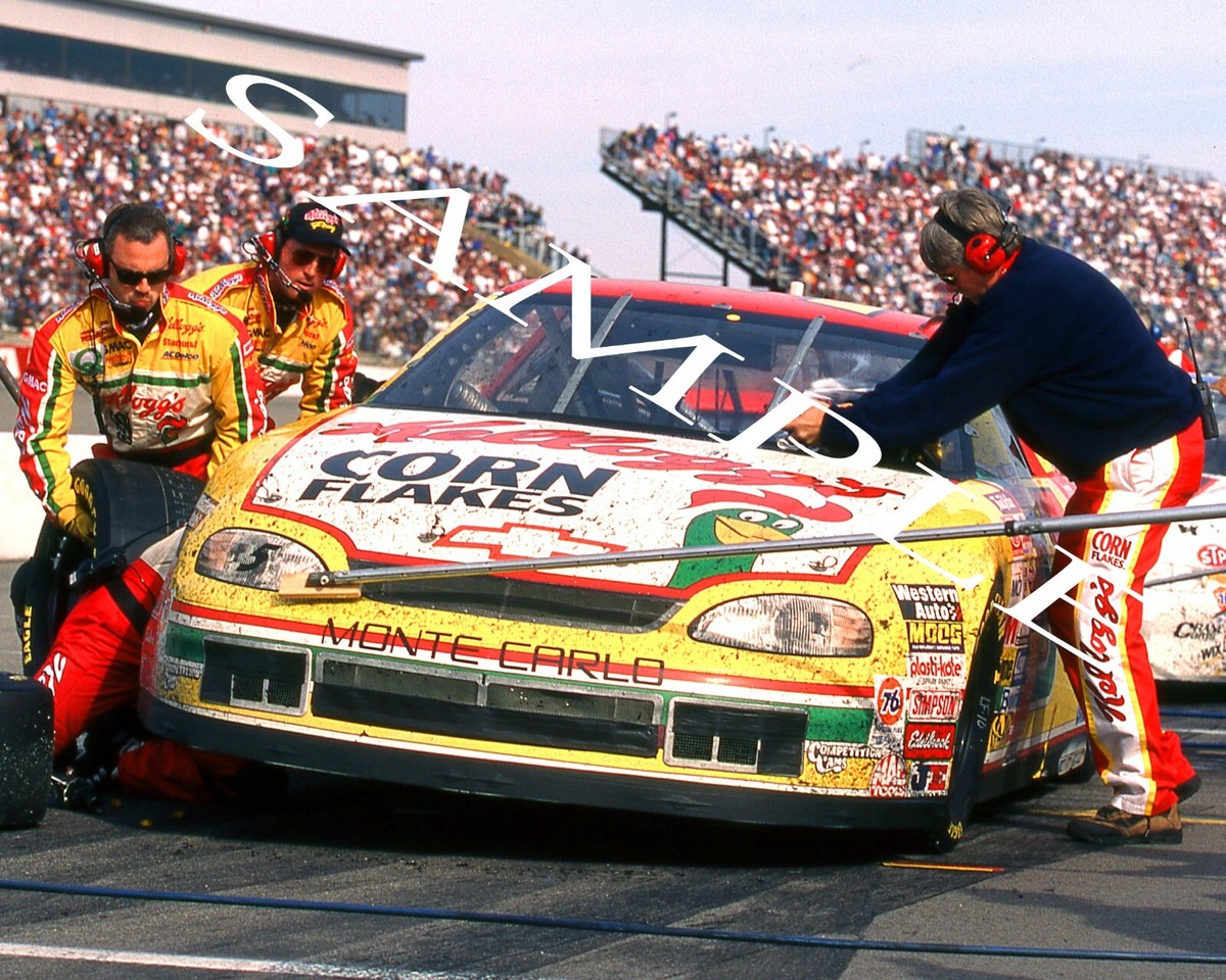 TERRY LABONTE #5 KELLOGGS MAKING A PIT STOP AT ROCKINGHAM