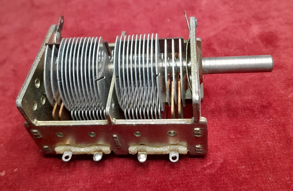 CONDENSATORE VARIABILE A 4 SEZIONI DEMOLTIPLICATO. Leggi bene !. *38 - Immagine 2 di 4