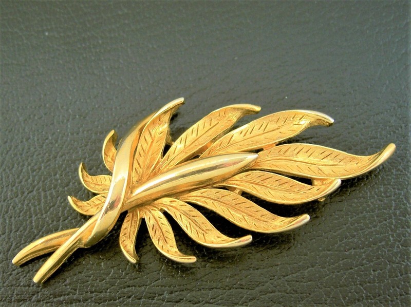 GREAT VINTAGE HEAVY PRETTY PIN FURLED THIN ETCHED LEAVES GOLD PLATED BROOCH -3"