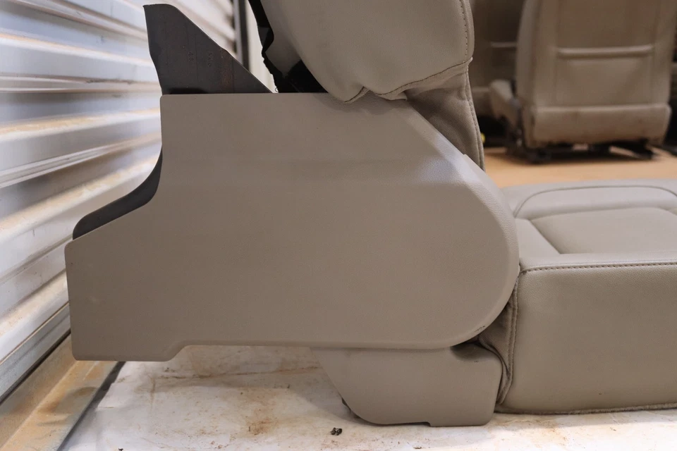 2015-2016 GMC SIERRA 2500 HD ЗАДНИЙ 2-Й РЯД ПРАВОЕ БОКОВОЕ СИДЕНЬЕ КОЖА ЖЕЛТОВАТО-КОРИЧНЕВЫЙ OEM - Изображение 4 из 4