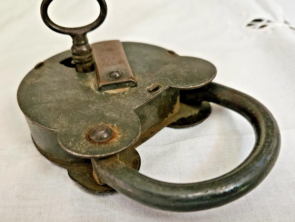 ANCIEN GRAND CADENAS EN FER FORGE  AVEC LA CLEF H 10.50 CM - Photo 4/4