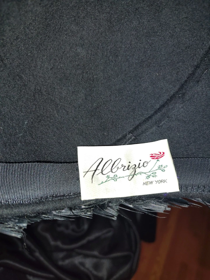 RARO E IMPRESIONANTE SOMBRERO EMPLUMADO ALBRIZIO DE NUEVA YORK NEGRO IRIDISCENTE  Foto 4 de 4