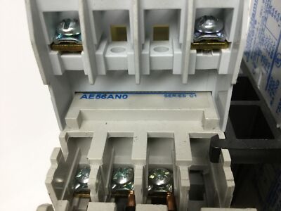 Contacteur De Démarrage Moteur Inversé Cutler Hammer Eaton AE56AN0 AC - 7A 110/120VAC - Occasion