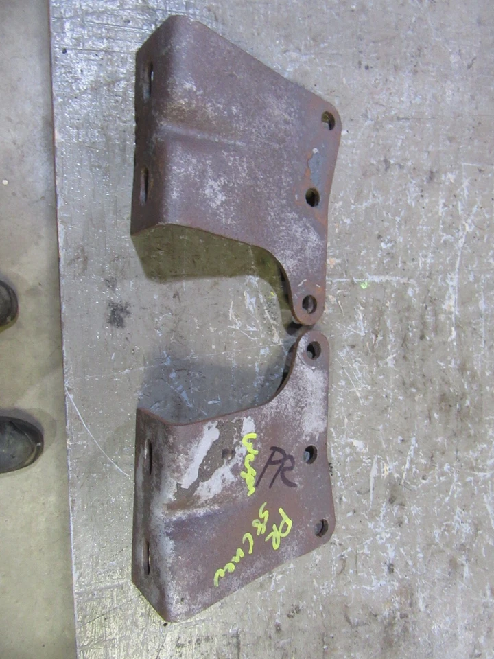 Chevrolet Belair Biscayne 1958 parachoques trasero marco central par de soportes de montaje Foto 2 de 2