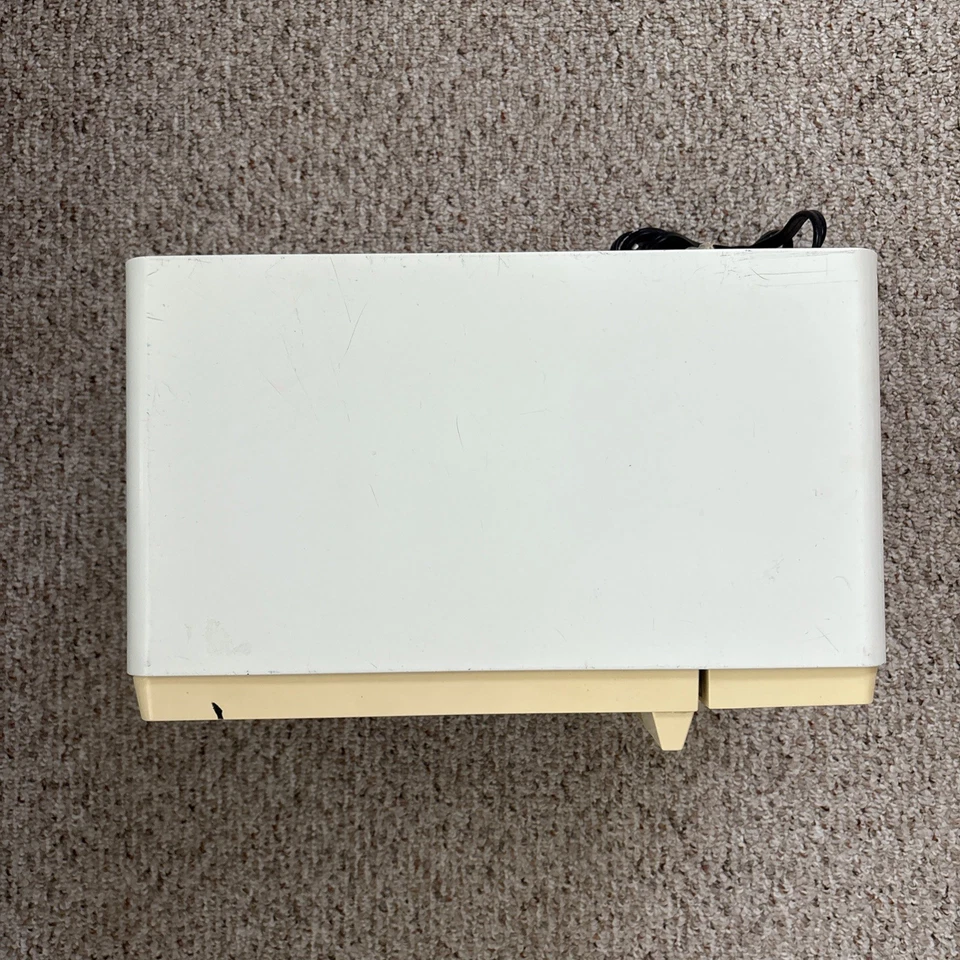 Microondas de dormitorio/cámper vintage Conair Cuisine Micro-Ácaros Foto 3 de 4