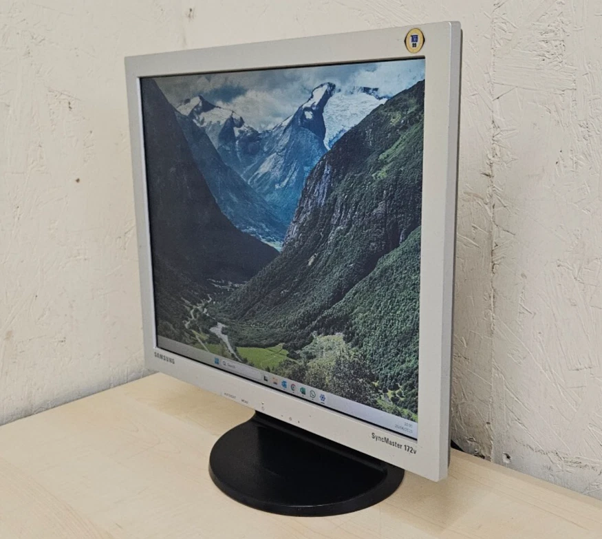 Samsung 172V 17" LCD Monitor Computer Screen, Silver, 5:4 1280x1024px, VGA Input - Image 3 of 4