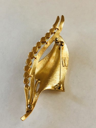 Vintage Signed CROWN TRIFARI Gold Tone Pearl & Rhinestone Leaf Pin Brooch - Picture 5 of 7