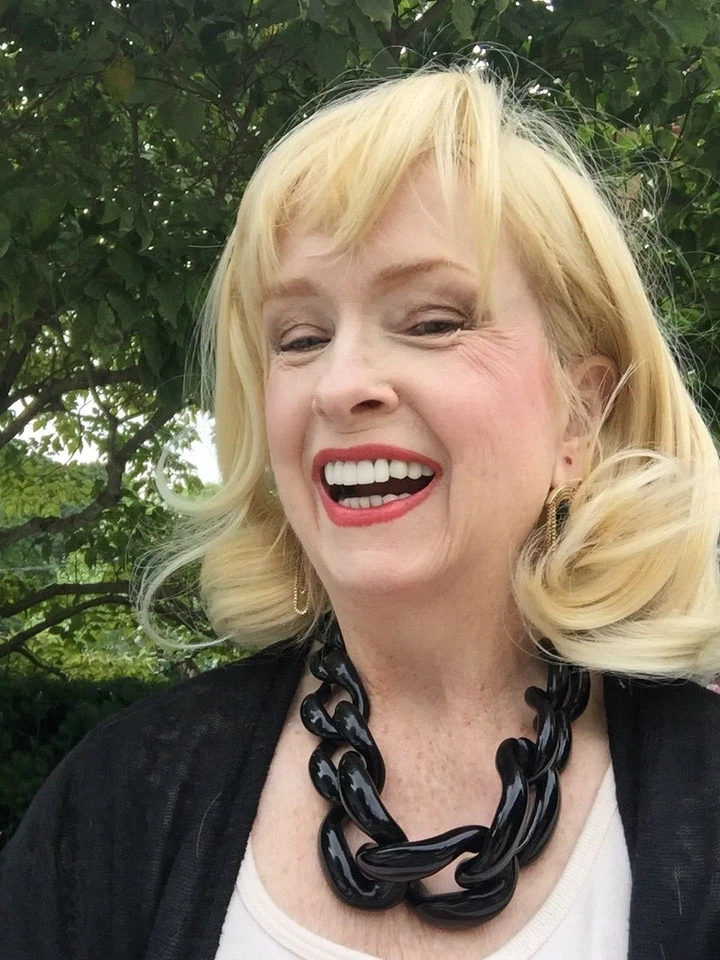 Peluca larga rubia Forever Young Foto 3 de 4