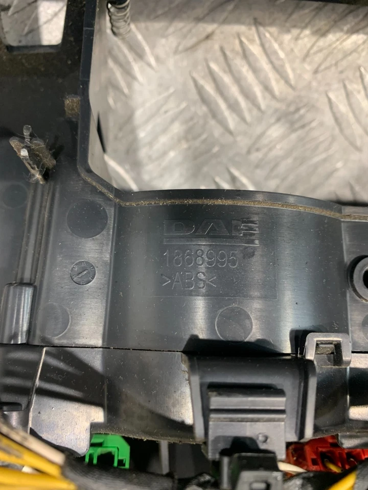 2007 DAF XF DASHBOARD PANEL WITH CONTROL SIWTCHES 1868995 #2 — 第 4/4 张图片