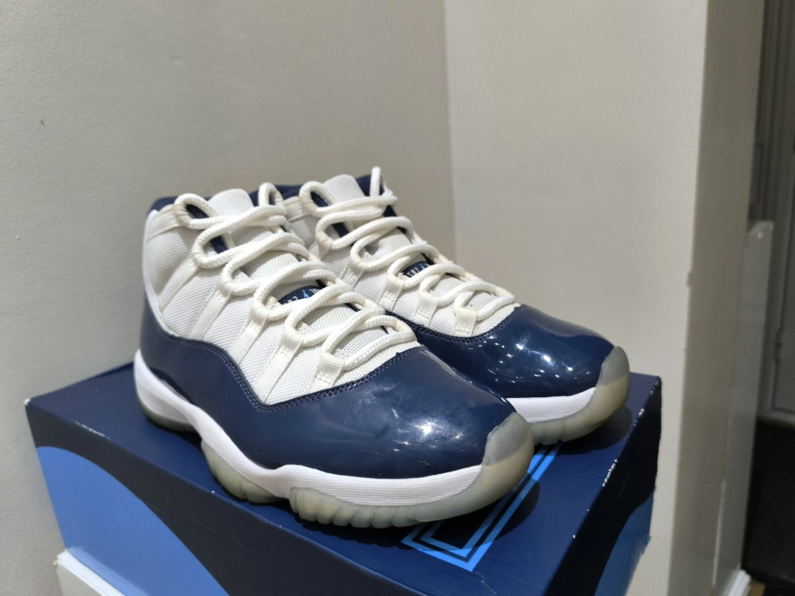 Air Jordan 11 Retro Bianco Università Blu