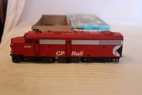 HO Scale Roco, FA-2 Diesel Locomotive, A Unit, CP Rail, Red, #1402 - Picture 3 of 4