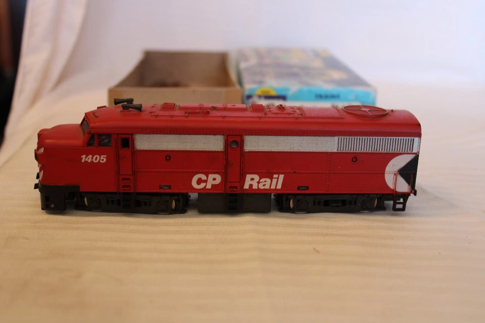 HO Scale Roco, FA-2 Diesel Locomotive, A Unit, CP Rail, Red, #1402 - Image 3 of 4