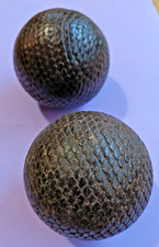 c. 1900 - PAIRE DE BOULES DE PETANQUE LYONNAISE EN BOIS CLOUTEES ECAILLE ø 9 CM